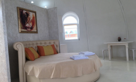 Дом-сфера с кухней и балконом